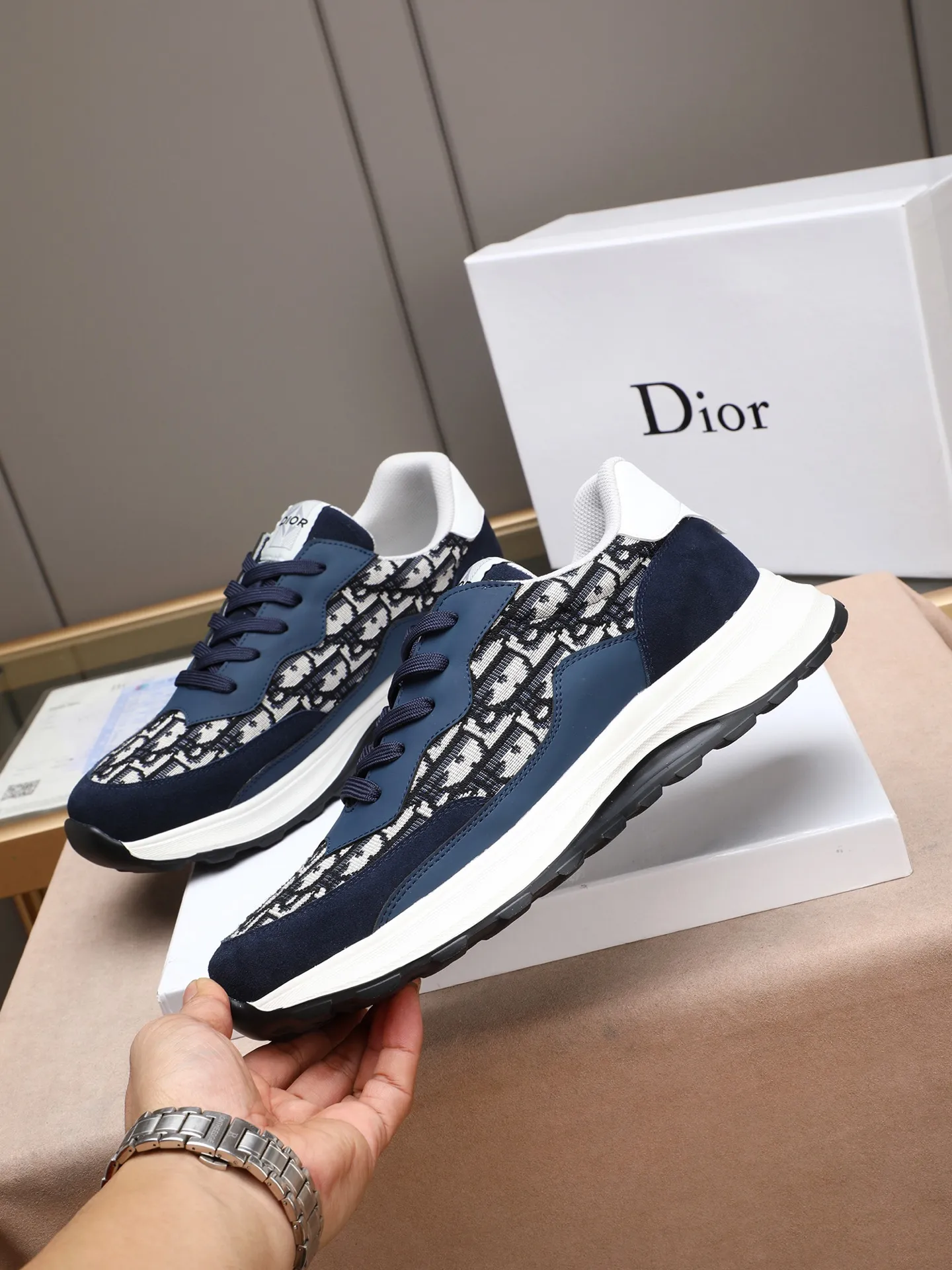 🆕🆕🆕Men's Shoes💰P460 Dior's avant-garde and versatile fashionable men's shoes are privately modeled, calfskin stitched with Dior's special waterproof fabric, fashionable, simple, stylish, eye-catching and classy. It will subvert old ideas and be a must-have for fashionistas who want to spend time with you! Must keep it for yourself! High-end comfort but low-end, high-end quality workmanship. Code number: 38-44 (45 customized) 4 colors for your choice [kiss][kiss][kiss]